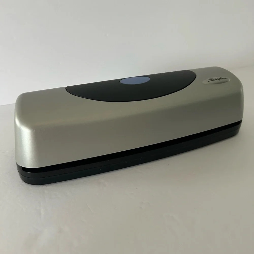 Swingline (2007) Electric Portable Desktop 3-Hole Punch - Batteries Not Included - Picture 6 of 17